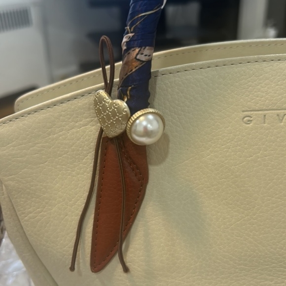 🌟 FINAL!! 🌟 Vtg Givenchy Satchel. Pebbled Leather. SEE DESCRIPTION! HP!! - Picture 4 of 11